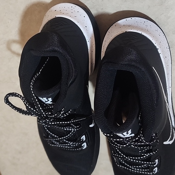 Nike KYRIE Flytrap 4 NWOB size 8.5 Men - Picture 6 of 8